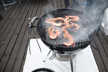 バーベキューで焼きあがったエビ