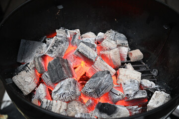 キャンプで燃える炭