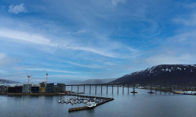 Obraz premium Gleaming Tromso Bridge Reflecting Clouds over the Sea