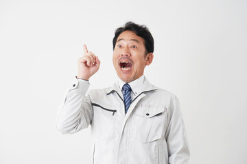 ひらめくミドルエイジの作業員　白背景