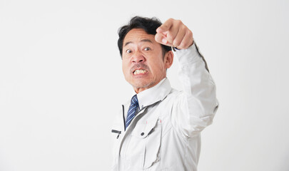 怒るミドルエイジの作業員　白背景