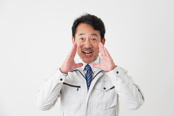 呼びかけるミドルエイジの作業員　白背景