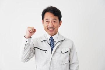 ガッツポーズをするミドルエイジの作業員　白背景