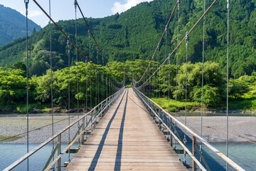 Fototapeta na wymiar 田舎の吊り橋