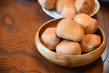テーブルの上に置かれた美味しそうなパン