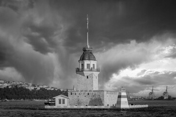 Fototapeta premium The Maiden's Tower, is a historical tower built on a small islet in the Bosphorus, with a rich history ranging from a defensive fortress to a lighthouse.