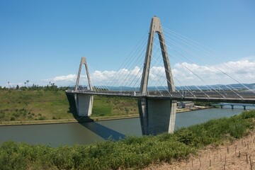 青空下の橋
