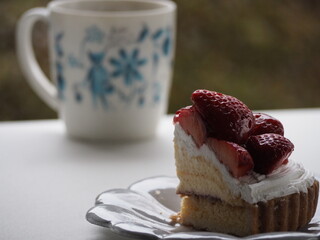 スイーツ　イチゴのタルトとコーヒー
