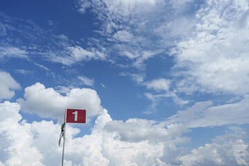 真夏の空とパークゴルフ場の1番フラグ