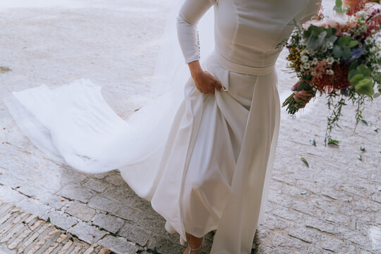 Novia subiendo escaleras con ramo de flores