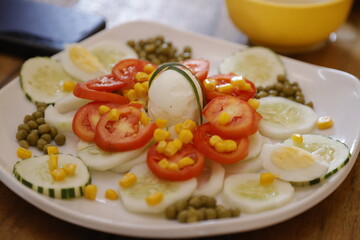 Un plat contenant des nomade,crudité sec