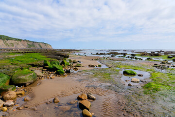 Wide expanse of rock strewn foreshore at Robin Hoods Bay.