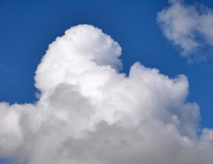 Obraz premium White fluffy cloud over blue sky background, beautiful heaven photo
