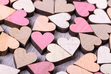 Valentines day zwei rosa Herzen auf grauem hölzernem Hintergrund