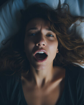 Frau erlebt Freude und Gl&uuml;ck ihr Gesichtsausdruck spiegelt den Orgasmus wider Gesicht Nahaufnahme, ai generativ