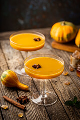 Obraz na płótnie Canvas Pumpkin and orange spiced fall cocktail with cinnamon