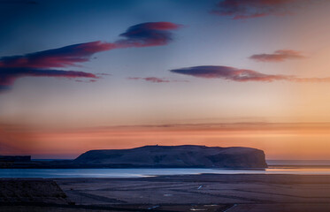Fototapeta premium Photo of a beautiful sunset over a serene Icelandic body of water