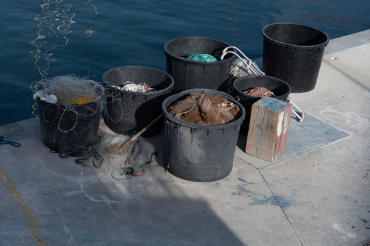 Les filets de p&ecirc;che rang&eacute;s sur le port dans des seaux.