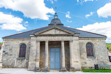 Fototapeta premium L'église Saint-Didier à Thonnance-lès-Joinville sur fond de ciel bleu en été de style néo-classique avec un péristyle à l’antique de quatre colonnes.
