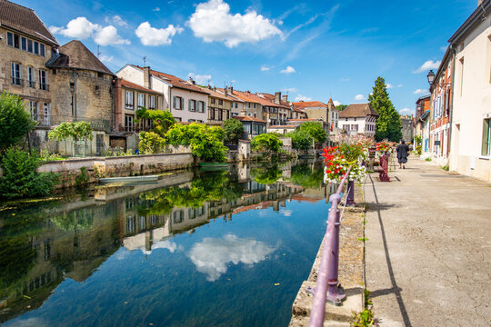 Paysage sur les berges au bord de la Marne, la rivi&egrave;re de Joinville, avec les fa&ccedil;ades des maisons typiques de la r&eacute;gion de la Haute-Marne