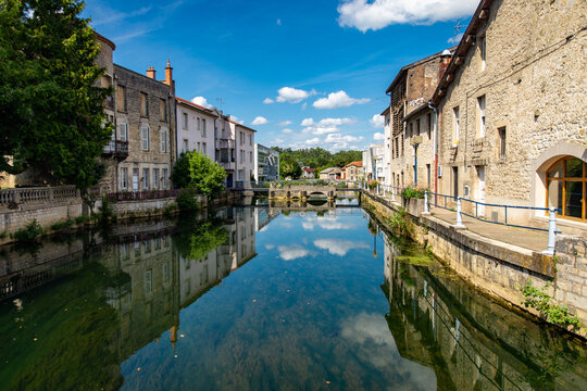 Paysage sur les berges au bord de la Marne, la rivi&egrave;re de Joinville, avec les fa&ccedil;ades des maisons typiques de la r&eacute;gion de la Haute-Marne