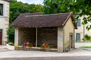 Ancien petit lavoir de village à La Bussière-sur-Ouche en Bougogne