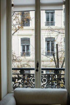 Vue de la fen&ecirc;tre d'un int&eacute;rieur bourgeois en ville.