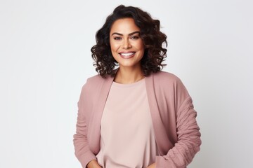 Obraz premium Portrait of a Saudi Arabian woman in her 30s in a white background wearing a chic cardigan