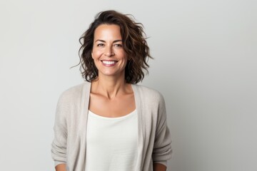 Obraz premium Portrait of a beautiful woman with curly hair smiling at the camera