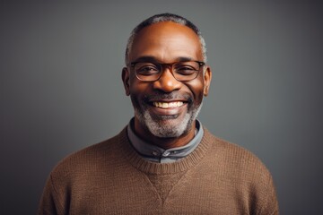 Obraz premium Portrait of a smiling african american man in eyeglasses