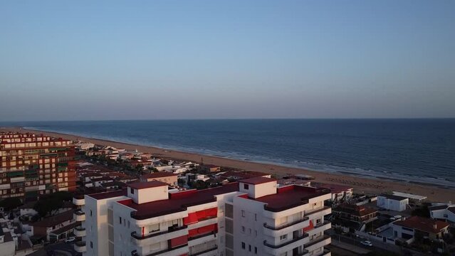 Bloque de edificios con el mar en el horizonte. Edificios en un paseo mar&iacute;timo. Edificios con el mar en el horizonte.  Bloque de edificios