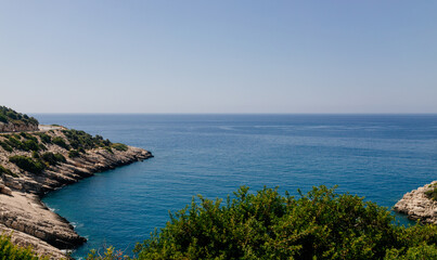 Obraz premium Beautiful seascape on a sunny day In Turkey. The Mediterranean Sea, surrounded by mountains, with picturesque islands on a summer day. Summer background with blue ocean