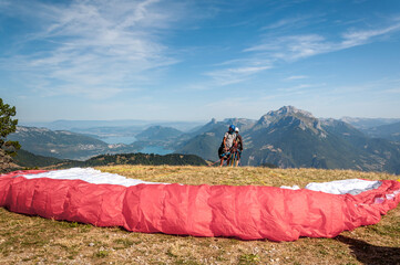 Décollage de parapente à la Sambuy en Haute-Savoie devant le lac d'Annecy