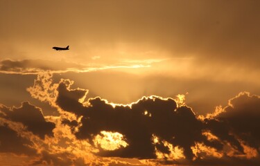 Obraz premium airplane flying over the sunset