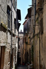 Fototapeta na wymiar Verwitterte Hausfassaden in der Altstadt von Pitigliano
