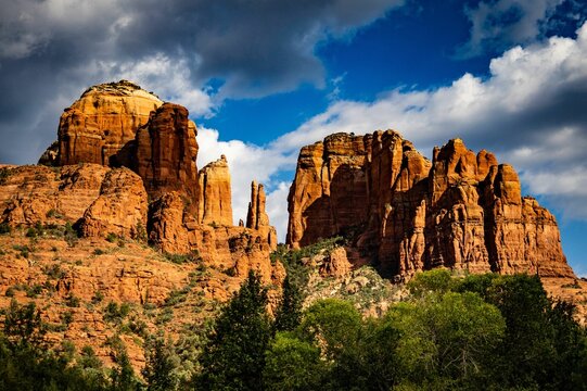 Majestic landscape view of rock formations of Cathedral rock in Arizona surrounded by lush foliage © Matt Myles/Wirestock Creators