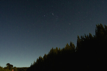 cielo estrellado en la Patagonia, fotografía de larga exposición. villa pehuenia
