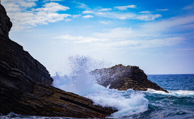 Meer und Küste begegnen sich am Mittelmeer in Italien