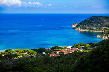 Sommerliche Küstenlandschaft an der Insel Elba in Italien