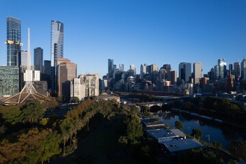 Obraz premium Aerial view of Melbourne arts district, downtown and Yarra River with blue skies