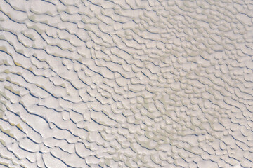 Une matière de bancs de sable à marée basse en vue aérienne
