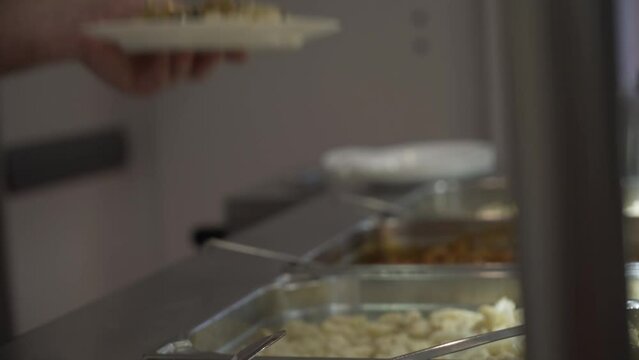 Service &agrave; l'assiette de blanquette de veau et de riz dans un self de lyc&eacute;e