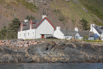 Scottish croft houses on the sea shore - obrazy, fototapety, plakaty
