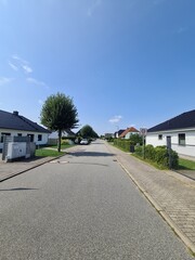 Fototapeta na wymiar Spaziergang durch eine Wohnsiedlung in Niepars