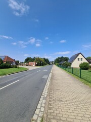 Spaziergang durch Niepars entlang der Hauptstrasse
