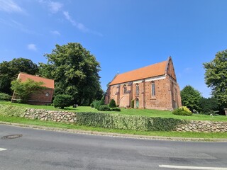 Kirchhof in Niepars auf der anderen Seite der Straße
