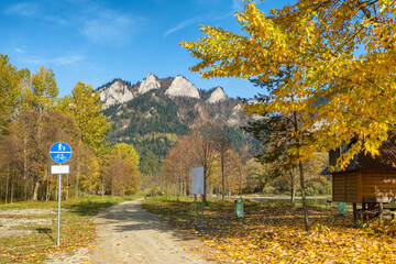 Trzy Korony mountain in Pieniny during autumn season, Poland. © Mazur Travel