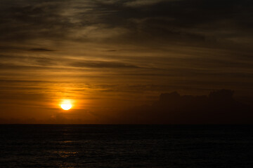 Naklejka premium sunset over the ocean