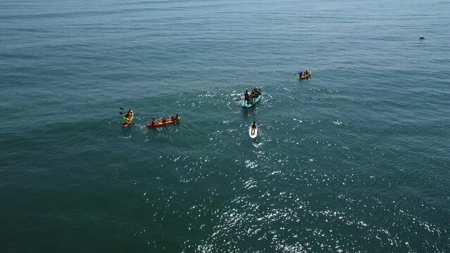 Niños en Kayac en medio del mar. Niños perdidos en el mar. Paseo en barca por el mar. Niños en el mar a vista de dron. Personas viajando por el mar.