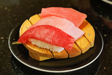 新鮮で美味しそうなマグロの盛り合わせ